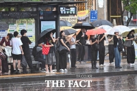  굵은 빗줄기 떨어지는 광화문 [TF사진관]