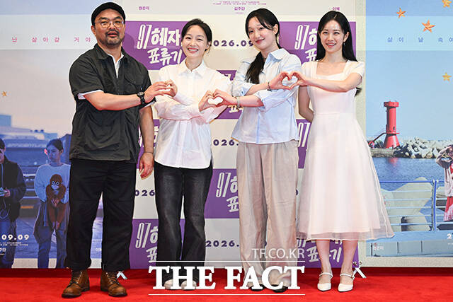 정기혁 감독과 배우 김주안, 정은지, 이혜(왼쪽부터)가 2일 오후 서울 중구 서울영화센터에서 열린 영화 '97 혜자, 표류기' 기자간담회에 참석해 포즈를 취하고 있다. /송호영 기자