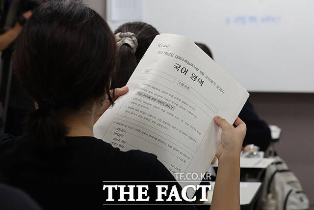 서울 송파구 방산고에서 수험생들이 시험지를 살펴보고 있다. /사진공동취재단