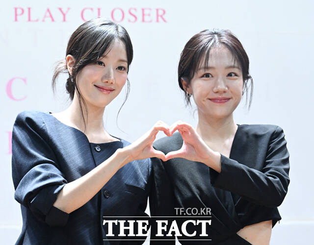 배우 이나은(왼쪽)과 소주연이 2일 오후 서울 종로구 대학로 이음아트홀에서 열린 연극 '클로저' 제작발표회에 참석해 포즈를 취하고 있다. /이새롬 기자