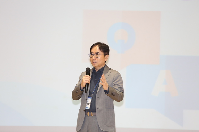 장덕현 삼성전기 사장이 2일 경남 양산시 화인테크놀리지 사업장에서 열린 '2026년 협력사 현장방문 소통포럼'에서 발표하고 있다. /삼성전기