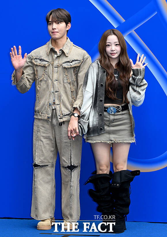 인플루언서 신승용(왼쪽), 곽민경이 2일 오후 서울 중구 동대문디자인플라자(DDP)에서 열린 2027 S/S 서울패션위크 얼킨 포토월에 참석해 포즈를 취하고 있다. /박상민 기자