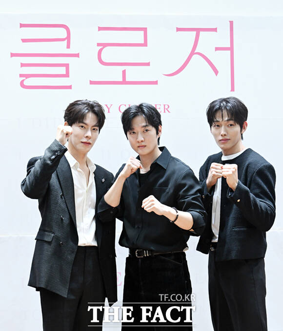 배우 홍종현과 강영석, 이도윤(왼쪽부터)이 2일 오후 서울 종로구 대학로 이음아트홀에서 열린 연극 '클로저' 제작발표회에 참석해 포즈를 취하고 있다.