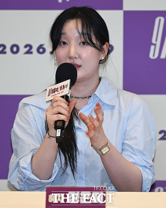 배우 정은지가 발언하고 있다.