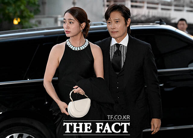 배우 이민정(왼쪽)과 이병헌이 2일 오후 서울 용산구 리움미술관에서 열린 'CJ 나이트 인 셀러브레이션 오브 프리즈 서울' 행사에 참석하고 있다. /박상민 기자