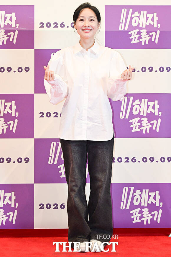 배우 정은지가 발언하고 있다.