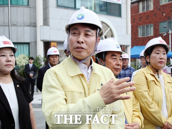 전문학 대전시 서구청장이 지난 7월 30일 탄방동 행정복지센터 신축 공사 현장을 살피고 있다. /대전시 서구