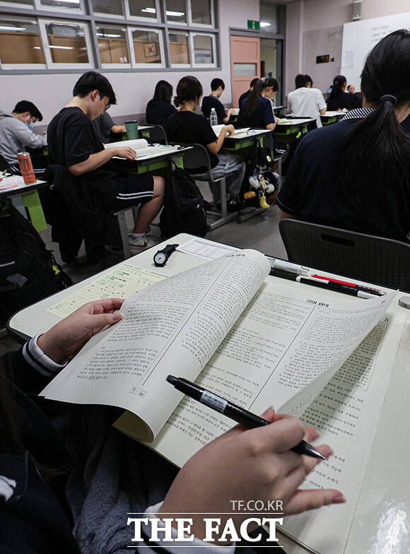 1교시 국어 영역 시험지 살피는 수험생. /사진공동취재단