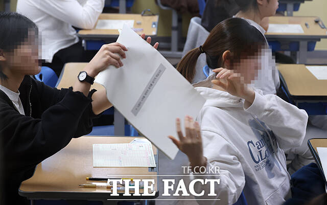 2027학년도 대학수학능력시험 9월 모의평가가 치러진 2일 오전 서울 양천구 종로학원 본원에서 수험생들이 OMR카드를 작성하고 있다. /배정한 기자