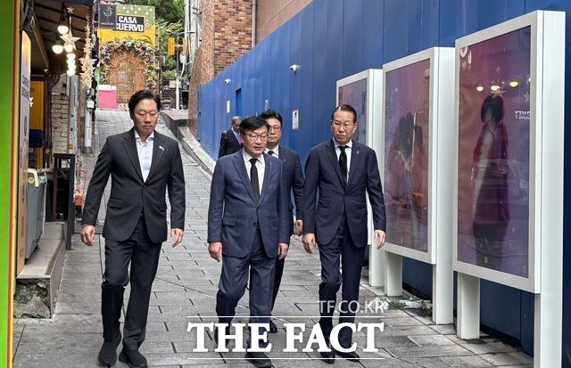 정점식 국민의힘 원내대표(왼쪽 두 번째)가 2일 박수민·강명구·권영세 의원과 서울 용산구 이태원역 1번 출구 인근 '기억과 안전의 길'을 방문했다. /용산=이하린 기자