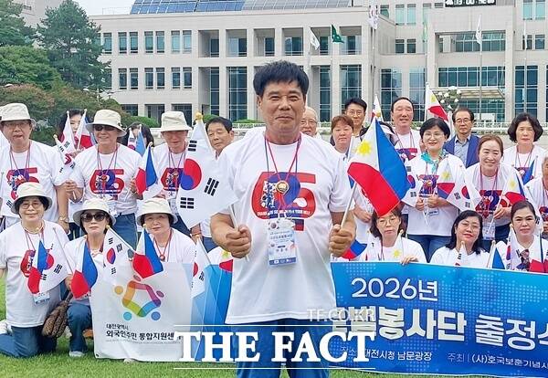 권흥주(가운데) 회장이 이끄는 호국보훈기념사업회 글로벌봉사단이 2일 대전시청 남문 앞에서 3박 5일간 필리핀 마닐라와 바꼴에서 6·25 참전용사 위문과 수해지역 긴급구호 봉사 등 필리핀 해외 봉사 원정길에 올랐다. 관계자들이 기념촬영하고 있다. /선치영 기자