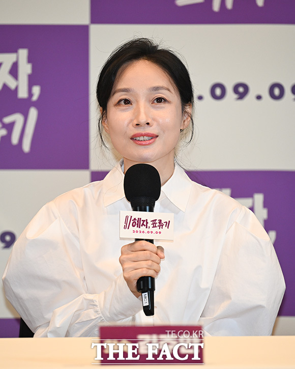 배우 정은지가 발언하고 있다.