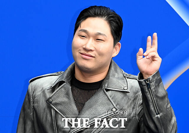 배우 문지훈(스윙스)이 2일 오후 서울 중구 동대문디자인플라자(DDP)에서 열린 2027 S/S 서울패션위크 얼킨 포토월에 참석해 포즈를 취하고 있다. /박상민 기자