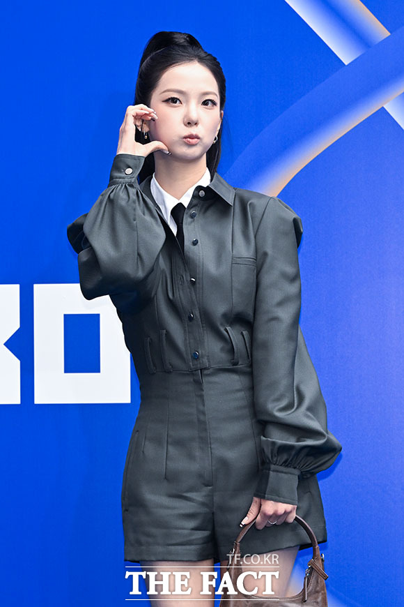 그룹 케플러의 최유진이 2일 오후 서울 중구 동대문디자인플라자(DDP)에서 열린 2027 S/S 서울패션위크 데일리미러 포토월에 참석해 포즈를 취하고 있다. /서예원 기자