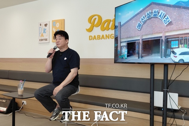 백종원 더본코리아 대표가 2일 충남 예산군 예산상설시장 인근에서 기자들과 질의응답을 받고 있다. 그는 지역상권을 살리기 위해 예산시장 프로젝트를 가동했고, 그 결과 관광객 수가 크게 늘면서 지역 경제에도 선순환 구조를 일으켰다고 주장했다. /예산=손원태 기자