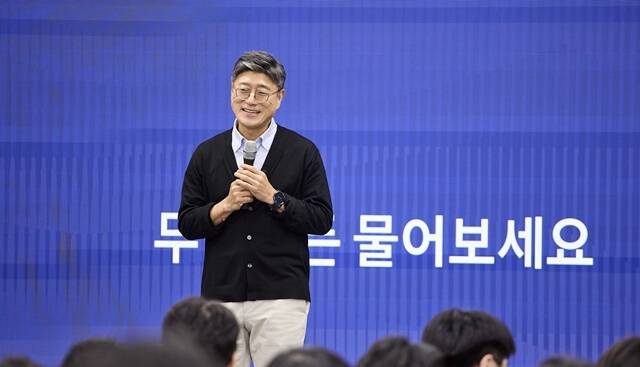 정재헌 SKT CEO가 지난 1일 서울대 제1공학관에서 진행한 특강에서 학생들의 질문에 답하고 있다. /SKT