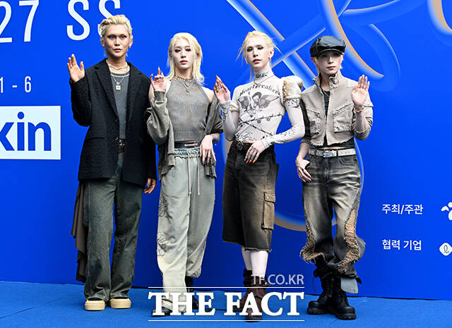 그룹 엑스러브의 현, 루이, 우무티, 하루(왼쪽부터)가 2일 오후 서울 중구 동대문디자인플라자(DDP)에서 열린 2027 S/S 서울패션위크 얼킨 포토월에 참석해 포즈를 취하고 있다. /박상민 기자