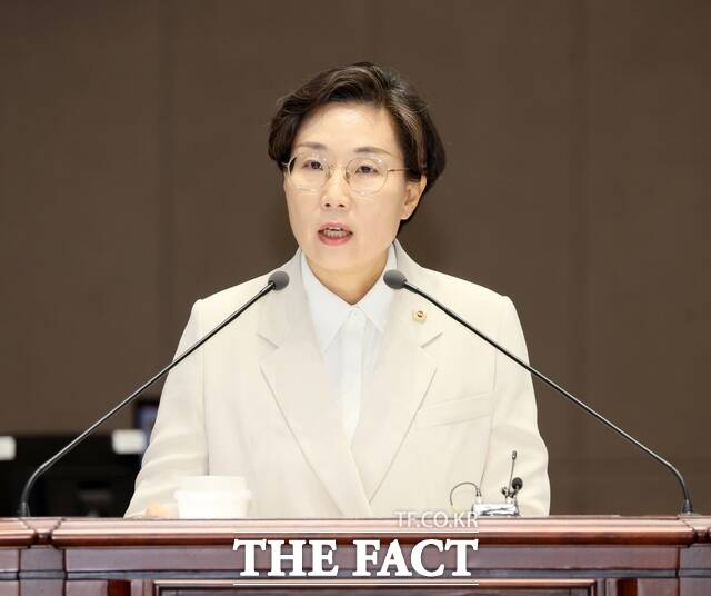 김아진 충남도의원이 2일 충남도의회 본회의장에서 열린 제371회 임시회 제2차 본회의 도정질문에서 국비사업 통합관리체계 구축을 촉구하고 있다. /충남도의회