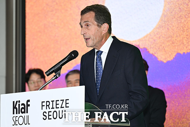 개회사를 하는 사이먼 폭스 FRIEZE(프리즈) CEO.