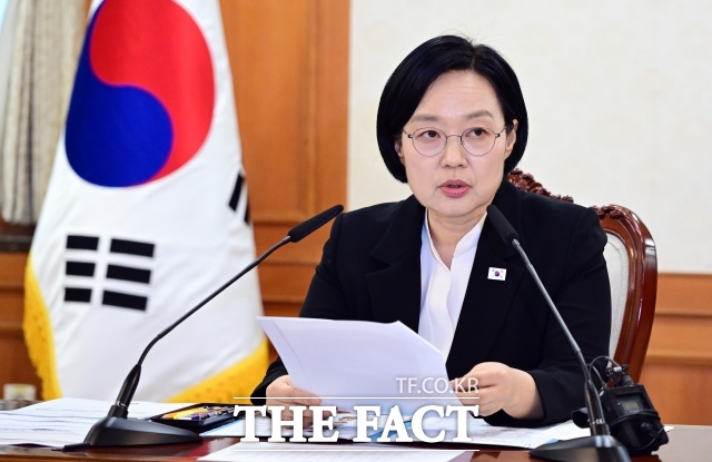 한성숙 국무총리는 2일 부산 예인선 전복 사고와 관련해 가용 인력과 장비를 총동원해 인명 구조에 나설 것을 긴급 지시했다. /임영무 기자