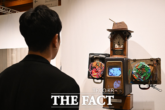 백남준의 작품을 감상하는 관람객.