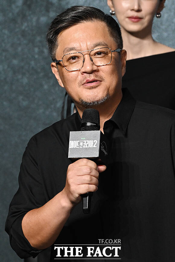 우민호 감독이 2일 오전 서울 영등포구 여의도 콘래드 서울 호텔 그랜드볼룸에서 열린 디즈니+ 오리지널 시리즈 메이드 인 코리아 시즌2 제작발표회에 참석해 취재진의 질의에 답하고 있다. /김성렬 기자
