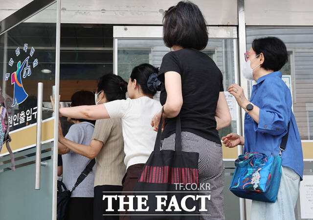 홈플러스 회생계획안 의결을 위한 관계인집회가 2일 서울 서초동 서울회생법원에서 열리는 가운데, 관계자들이 법원에 참석하고 있다. /이새롬 기자