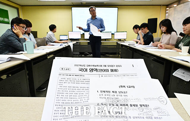 대학수학능력시험(수능) 전 마지막 모의평가인 9월 모의평가가 2일 전국에서 시작된 가운데 서울 양천구 종로학원 본원 모의평가 분석상황실에서 임성호 종로학원 대표와 강사진들이 국어영역 문제에 대해 분석을 하고 있다. /배정한 기자