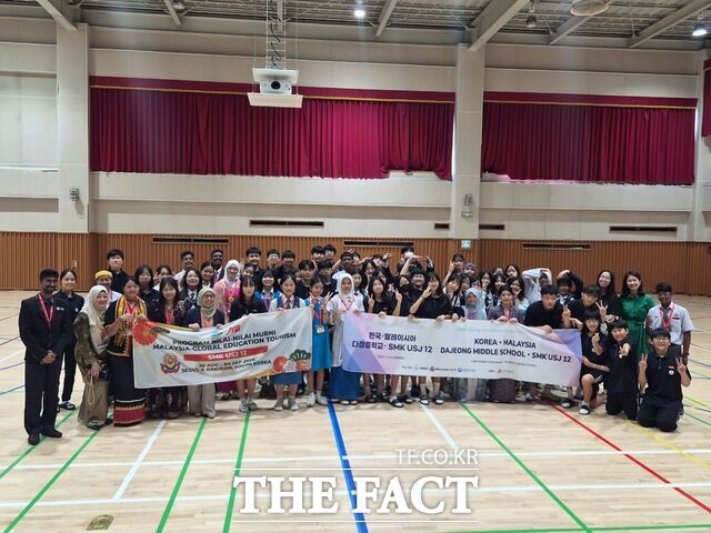 세종 다정중학교 학생들과 말레이시아 청소년들이 함께 기념 촬영하고 있다. /세종시교육청