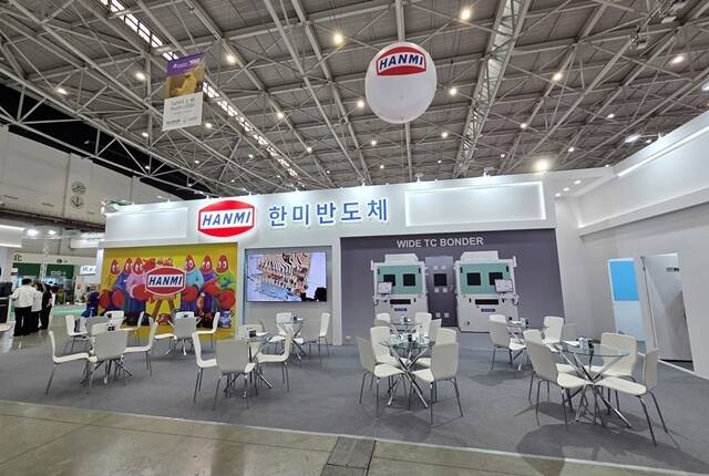 한미반도체는 AI 시스템반도체용 2.5D TC 본더와 HBM용 TC 본더 등 첨단 패키징 장비를 선보였다. /한미반도체