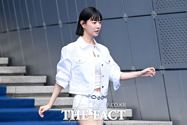 배우 클라라가 2일 오전 서울 중구 동대문디자인플라자(DDP)에서 열린 2027 S/S 서울패션위크 라이 포토월에 참석해 포즈를 취하고 있다. /서예원 기자