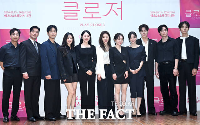 배우 오만석 배수빈 홍우진 최강희 리사 장희진 소주연 이나은 홍종현 강영석 이도윤(왼쪽부터)이 2일 오후 2시 서울 종로구 대학로 이음아트홀에서 진행된 연극 '클로저' 제작발표회에 참석해 다양한 이야기를 나눴다. /이새롬 기자