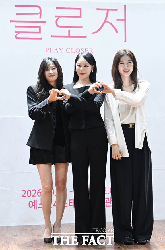 배우 최강희와 리사, 장희진(왼쪽부터)이 2일 오후 서울 종로구 대학로 이음아트홀에서 열린 연극 '클로저' 제작발표회에 참석해 포즈를 취하고 있다. /이새롬 기자