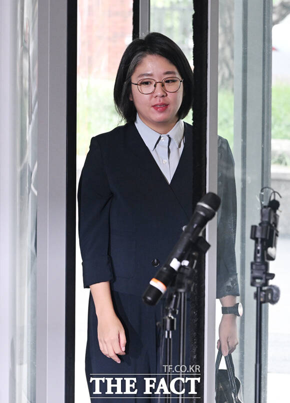 용혜인 성평등가족부 장관 후보자가 2일 서울 서대문구 한국청소년활동진흥원에에 마련된 인사청문회 준비 사무실에 첫 출근하며 입장을 밝히고 있다. /이새롬 기자