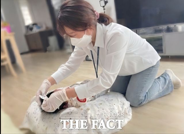 순천시가 저출생과 인구 감소 대응을 위해 산모와 영유아의 건강을 지원하는 다양한 사업을 추진하고 있다. 영아전담간호사가 가정을 방문해 돌보는 모습. /순천시