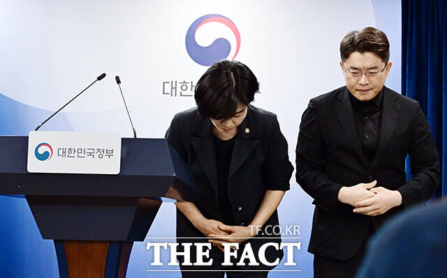 현수엽 보건복지부 1차관(왼쪽)이 2일 오전 서울 종로구 정부서울청사에서 아동학대 예방 및 대응 보완 대책을 발표하고 있다. /임영무 기자