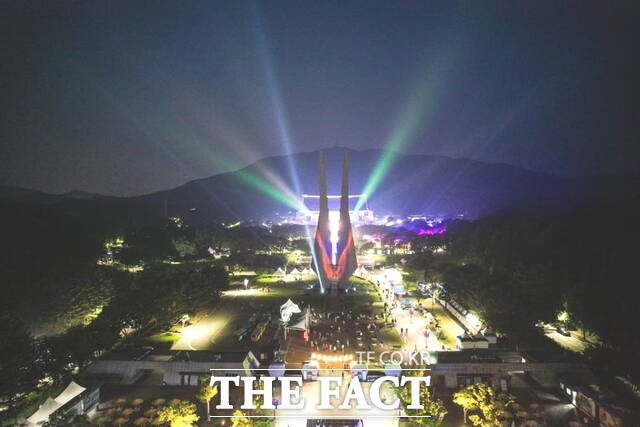 2025년 천안 K-컬처 박람회 기간 독립기념관에서 열린 야간 축제 현장 모습. /천안시