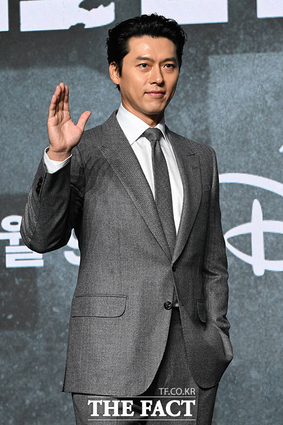 우민호 감독과 배우 차희, 노재원, 정성일, 원지안, 서은수, 우도환, 현빈, 정우성(왼쪽부터)이 2일 오전 서울 영등포구 여의도 콘래드 서울 호텔 그랜드볼룸에서 열린 디즈니+ 오리지널 시리즈 '메이드 인 코리아 시즌2' 제작발표회에 참석해 포즈를 취하고 있다. /김성렬 기자