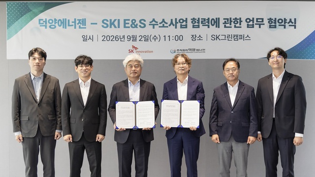 2일 서울 종로구 SK그린캠퍼스에서 열린 ‘기체수소 공급 및 수소충전소 사업 협력을 위한 업무협약식’에서 김기철 덕양에너젠 대표이사(오른쪽 세번째), 전영준 SK이노베이션 E&S 신에너지사업본부장(왼쪽 세번째) 등 양사 관계자들이 기념 촬영하고 있다. /SK이노베이션