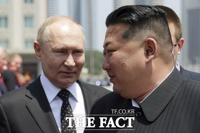 북러 간 새로운 육로 통로가 가동되면 양국의 밀착이 군사·외교적 협력을 넘어 물류와 인적 이동으로 확장되는 계기가 될 것이란 전망이다. 사진은 블라디미르 푸틴 러시아 대통령(왼쪽)과 김정은 북한 국무위원장이 2024년 6월 19일 북한 평양 김일성광장에서 열린 공식 환영식에 참석한 모습. /AP. 크렘린궁.