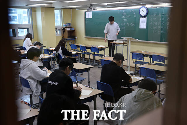 2027학년도 대학수학능력시험 9월 모의평가가 치러진 2일 오전 서울 양천구 종로학원 본원에서 수험생들이 OMR카드를 작성하고 있다. /배정한 기자