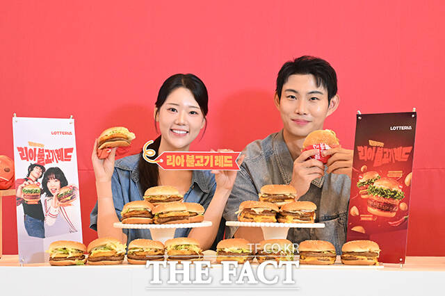롯데리아 신제품 '리아 불고기 레드'와 '리아 불고기 더블 레드' 출시 행사가 2일 오전 서울 용산구 롯데리아 숙대입구점에서 열린 가운데 모델들이 신제품을 선보이고 있다. /김성렬 기자