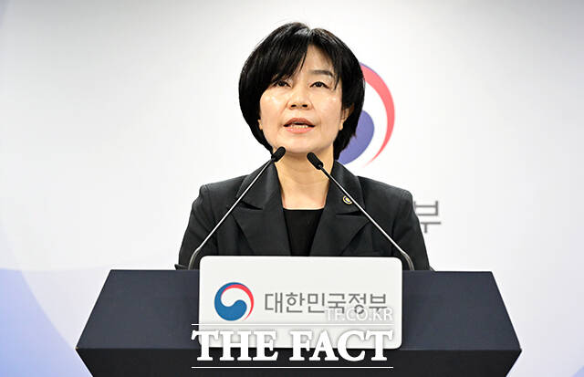 현수엽 보건복지부 1차관(왼쪽)이 2일 오전 서울 종로구 정부서울청사에서 아동학대 예방 및 대응 보완 대책을 발표하고 있다. /임영무 기자