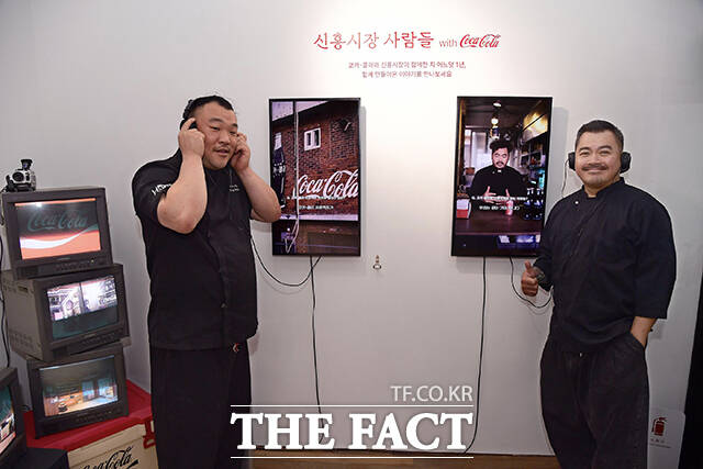 신흥시장 실내 전시 갤러리에서 자신의 인터뷰 영상 감상하는 H5NG 홍석우 사장(왼쪽)과 팟카파우 파우 사장.