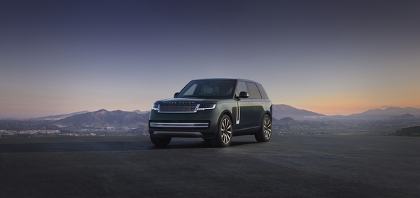 JLR 코리아는 오리지널 럭셔리 SUV 레인지로버에 전동화 파워트레인을 더한 '레인지로버 일렉트릭'을 공개했다. 레인지로버 일렉트릭 / JLR 코리아