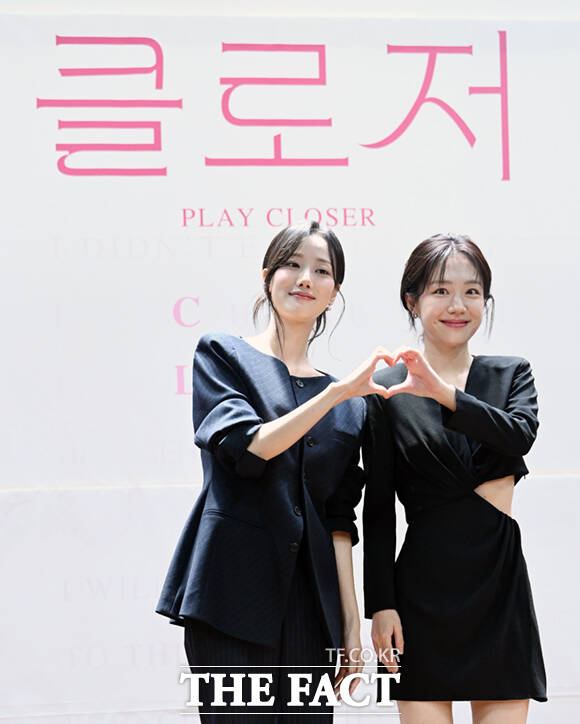 배우 이나은(왼쪽)과 소주연이 2일 오후 서울 종로구 대학로 이음아트홀에서 열린 연극 '클로저' 제작발표회에 참석해 포즈를 취하고 있다. /이새롬 기자