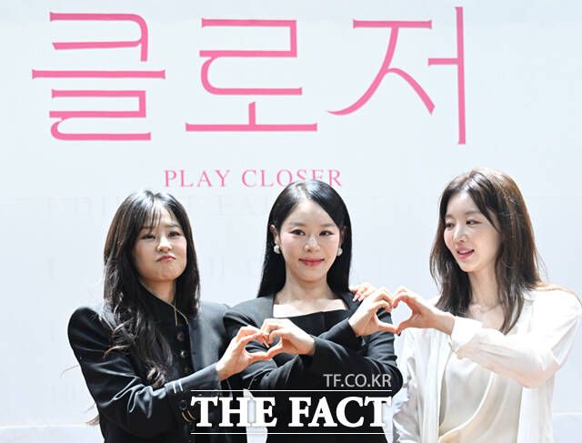 배우 최강희와 리사, 장희진(왼쪽부터)이 2일 오후 서울 종로구 대학로 이음아트홀에서 열린 연극 '클로저' 제작발표회에 참석해 포즈를 취하고 있다. /이새롬 기자