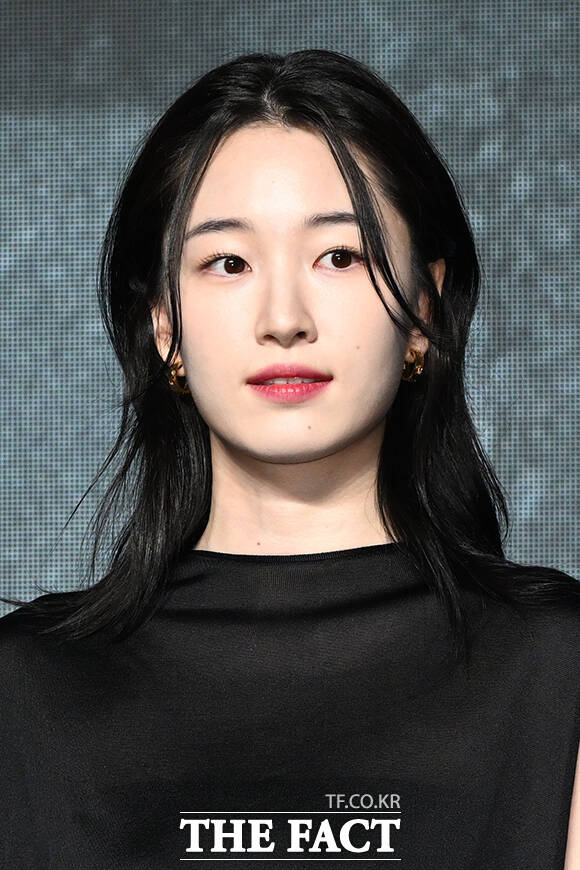 우민호 감독과 배우 차희, 노재원, 정성일, 원지안, 서은수, 우도환, 현빈, 정우성(왼쪽부터)이 2일 오전 서울 영등포구 여의도 콘래드 서울 호텔 그랜드볼룸에서 열린 디즈니+ 오리지널 시리즈 '메이드 인 코리아 시즌2' 제작발표회에 참석해 포즈를 취하고 있다. /김성렬 기자