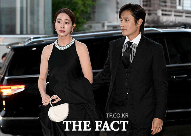 배우 이민정(왼쪽)과 이병헌이 2일 오후 서울 용산구 리움미술관에서 열린 'CJ 나이트 인 셀러브레이션 오브 프리즈 서울' 행사에 참석하고 있다. /박상민 기자