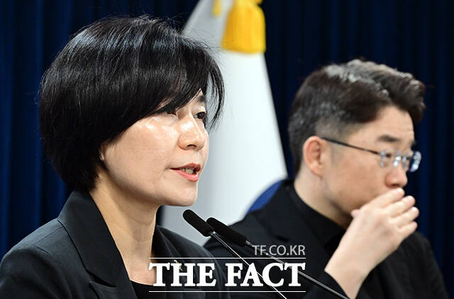 현수엽 보건복지부 1차관(왼쪽)이 2일 오전 서울 종로구 정부서울청사에서 아동학대 예방 및 대응 보완 대책을 발표하고 있다. /임영무 기자